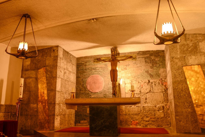 Dank gefinkelter Lichtinstallationen wird in den Katakomben des Salzburger Doms eine mystische Stimmung erzeugt, Österreich