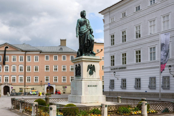 Das Mozart-Denkmal am Mozartplatz in der Altstadt von Salzburg wurde am 5. September 1842 unter Beisein der Söhne Mozarts enthüllt