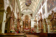 Das prachtvolle Rokoko-Interieur der St. Peters-Kirche in Salzburg, Österreich, entstand Mitte des 18. Jahrhunderts unter Abt Beda Seeauer - © James Camel / franks-travelbox