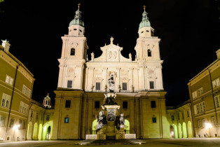 Der mehrmals zerstörte und wieder aufgebaute Salzburger Dom ist heute die größte Kirche und eines der Wahrzeichen von Salzburg, Österreich