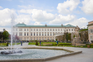 Der zentrale Springbrunnen im Mirabellgarten von Salzburg befindet sich im Großen Gartenparterre südlich des Schlosses Mirabell und wird auch „Große Fontäne" genannt, Österreich