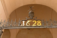 Die Jahreszahl über dem Eingangsportal erinnert heute noch an die zweite Weihe des Salzburger Doms durch Erzbischof Paris Lodron, Österreich - © James Camel / franks-travelbox.com