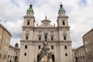 Die prächtige Mariensäule vor dem Salzburger Dom entstand 1766 - 1771 durch Wolfgang und Johann Baptist Hagenauer, Österreich - © James Camel / franks-travelbox.com