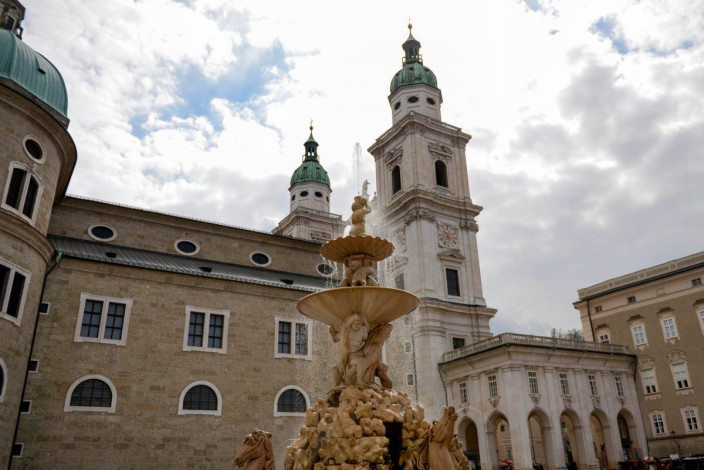 Die südliche Seite des Residenzplatzes begrenzt der Salzburger Dom, der zu den berühmtesten Sehenswürdigkeiten von Salzburg zählt, Österreich