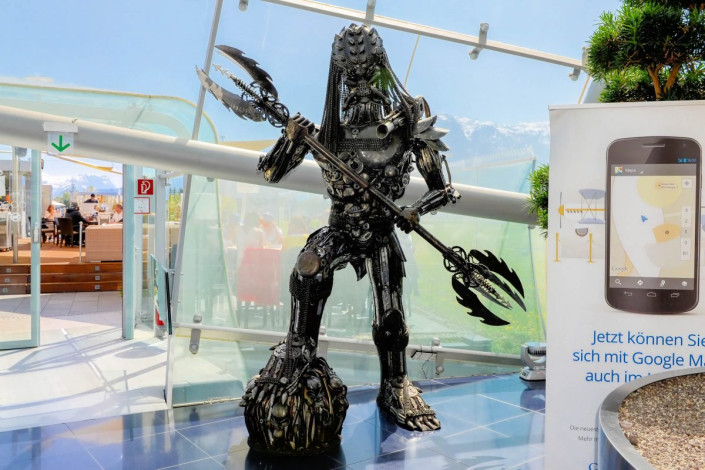 Eine über 2m große Figur des Predator bewacht im Hangar 7 den Ausgang in die Outdoor Lounge, Salzburg, Österreich