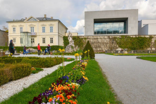 Farbenprächtiger Blumenschmuck im Mirabellgarten rund um das Schloss Mirabell in Salzburg, Österreich