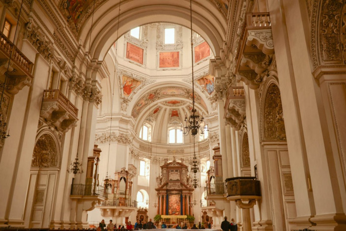 Im Taufbecken des Salzburger Doms, Österreich, wurde bereits Wolfgang Amadeus Mozart getauft