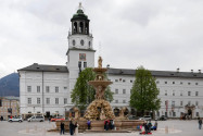 Im Zentrum des Residenzplatzes in Salzburg, Österreich, thront mit dem Residenzbrunnen der größte barocke Brunnen Mitteleuropas  - © James Camel / franks-travelbox