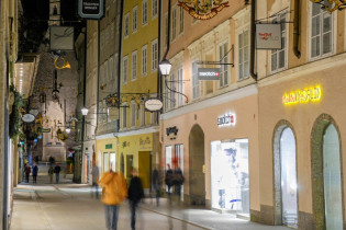 Wer die Getreidegasse in Salzburg in aller Ruhe genießen möchte, sollte sie außerhalb der Saison am Abend besuchen, Österreich