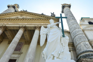 Als Verbindung zwischen Rom und Byzanz gleicht der Eingang der Karlskirche in Wien einem römischen Tempelportikus, Österreich