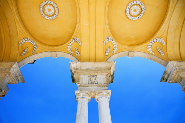 Architektonische Detailansicht der Gloriette in Wien Schönbrunn, Österreich
