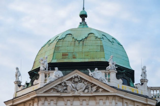 Architektonische Detailansicht einer der Kuppeln im Oberen Belvedere in Wien, Österreich