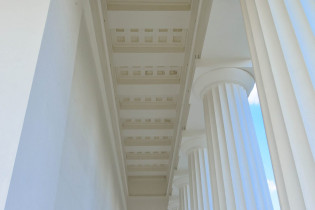 Architektonisches Detail des säulenbewährten Theseustempel im Volksgarten in Wien, Österreich