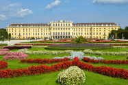 Blick auf das barocke Schloss Schönbrunn in Wien, das eines der bedeutendsten Kulturwerke und eine der meist besuchten Attraktionen Österreichs ist - © Yvann K / Fotolia