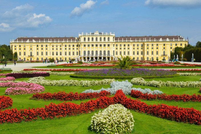 Blick auf das barocke Schloss Schönbrunn in Wien, das eines der bedeutendsten Kulturwerke und eine der meist besuchten Attraktionen Österreichs ist