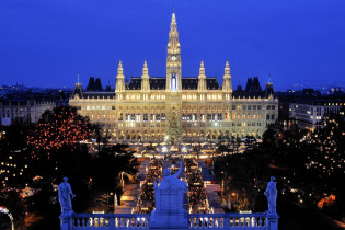 Blick vom Burgtheater über den Christkindlmarkt auf das weihnachtlich beleuchtete Wiener Rathaus, Österreich