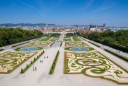 Blick vom Oberen Belvedere über den traumhaften Barockgarten zum Unteren Belvedere und über Wien, Österreich - © Timothy Michael Morgan/Shutterstock