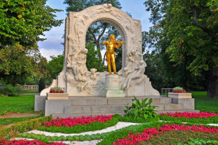 Das goldene Denkmal von Johann Strauss Sohn ist das bekannteste Monument im Wiener Stadtpark, Österreich