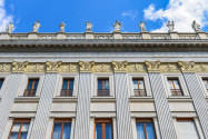 Das Parlamentsgebäude in Wien wurde in Anlehnung an die griechische Klassik entworfen und ist von außen prächtig anzusehen, Österreich - © FRASHO / franks-travelbox