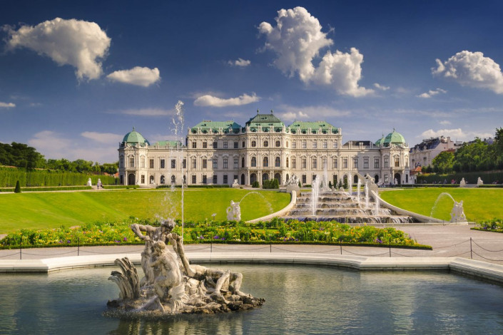 Das Schloss Belvedere wurde einst für Prinz Eugen von Savoyen errichtet und versetzt seine Besucher mit opulenter Architektur in Staunen, Wien, Österreich