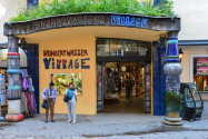 Das „Village beim Hundertwasserhaus“ entsprang ebenfalls aus den Ideen von Friedensreich Hundertwasser und entstand in den Jahren 1990 und 1991, Wien, Österreich - © FRASHO / franks-travelbox