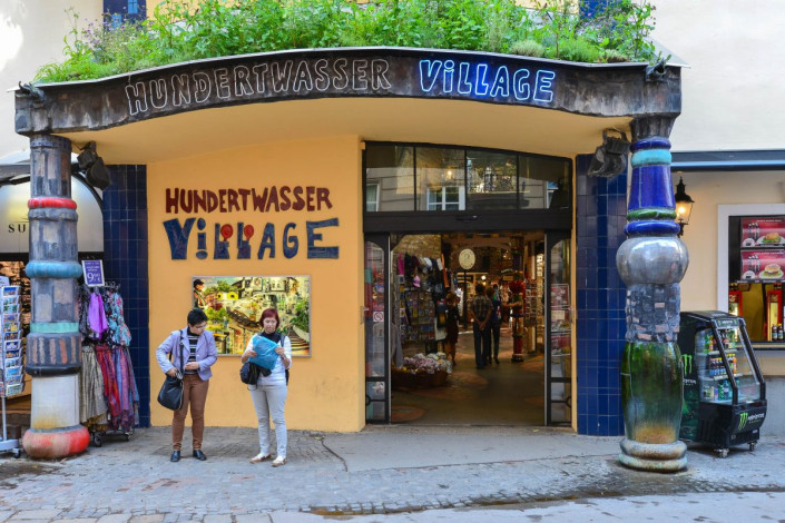 Das „Village beim Hundertwasserhaus“ entsprang ebenfalls aus den Ideen von Friedensreich Hundertwasser und entstand in den Jahren 1990 und 1991, Wien, Österreich