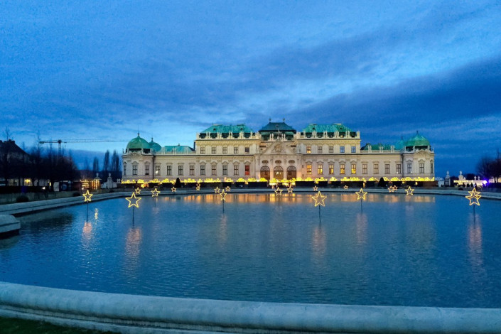 Das Weihnachtsdorf des Schlosses Belvedere in Wien zeichnet sich durch Exklusivität und hochwertige Produkte aus, Österreich