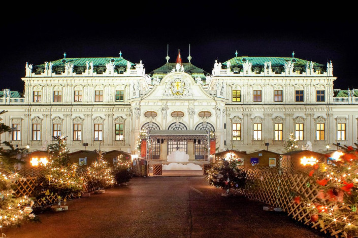 Das Weihnachtsdorf vor dem Schloss Belvedere in Wien, Österreich