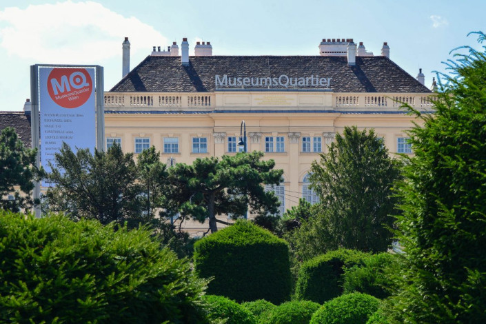 Das Wiener Museumsquartier, kurz auch MQ genannt, ist schon von weitem zu sehen, Österreich
