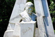 Denkmal im Wiener Stadtpark: Franz Lehár, österreichischer Komponist und Mitbegründer der Silbernen Operettenära, Österreich - © FRASHO / franks-travelbox