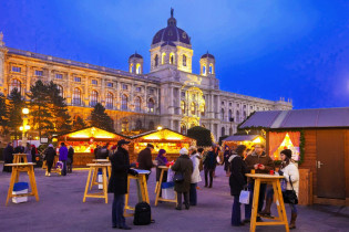Der Adventmarkt am Maria-Theresien-Platz in Wien bietet eine unschlagbare Kulisse zwischen Hofburg, Ringstraße und Kunst- und Naturhistorischem Museum, Österreich