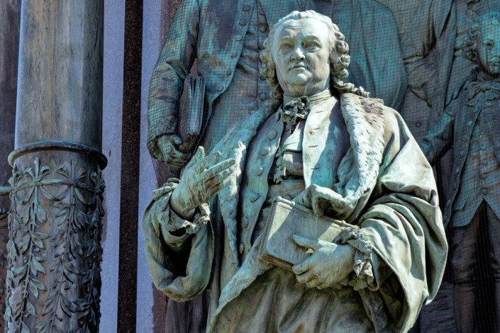 Der Arzt Gerard von Swieten und der kindliche Mozart stehen am Denkmal am Maria-Theresien-Platz für Wissenschaft und Kunst, Wien, Österreich