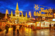 Der  Christkindlmarkt vor dem imposanten Wiener Rathaus übt eine magische Anziehungskraft auf Einheimische und Touristen aus, Österreich - © S.Borisov / Shutterstock