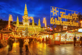 Der  Christkindlmarkt vor dem imposanten Wiener Rathaus übt eine magische Anziehungskraft auf Einheimische und Touristen aus, Österreich
