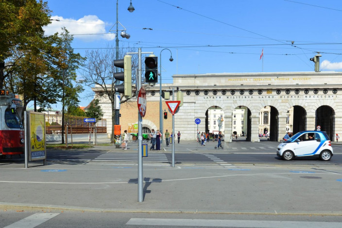 Der „Eingang“ von der Ringstraße zum Heldenplatz erfolgt durch das imposante äußere Burgtor, welches nach Entwürfen des Architekten Peter von Nobile errichtet wurde, Wien, Österreich