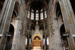 Der Hochaltar der Wiener Votivkirche wurde zum Teil von Papst Pius IX. gewidmet und in Rom gefertigt, Österreich