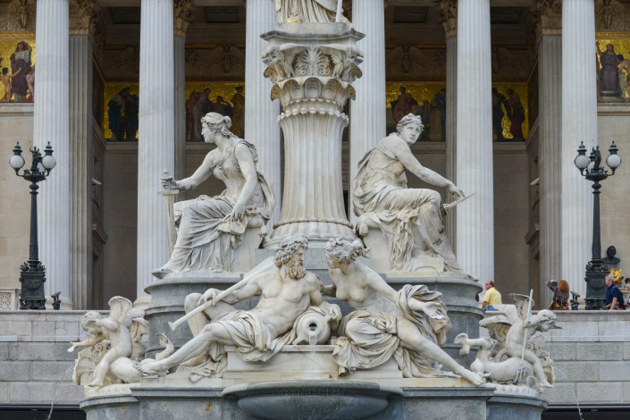 Der Pallas-Athene-Brunnen wird von der Legislative mit dem Gesetzbuch und der Exekutive mit dem Richtschwert flankiert, Wiener Parlamant, Österreich
