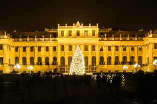 Der Weihnachtsmarkt vor der traumhaften Kulisse des Schönbrunner Schlosses zählt zu den internationalsten Adventdörfern in Wien, Österreich