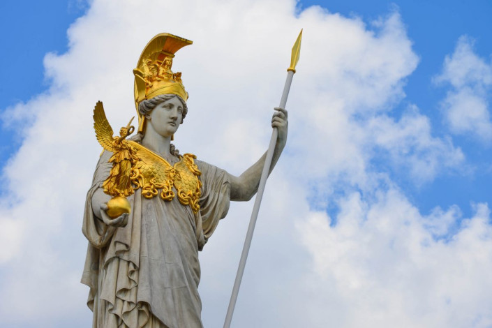 Detailansicht der monumentalen Statue der Pallas Athene, der Göttin der Weisheit, vor dem Parlament in Wien, Österreich