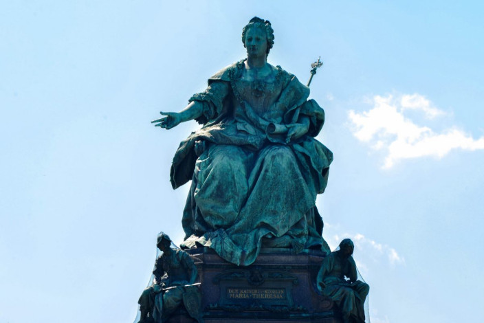 Die 6m hohe Statue am Maria-Theresien-Platz erinnert an die Kaiserin, die in Wien von 1740 bis 1780 regierte, Österreich