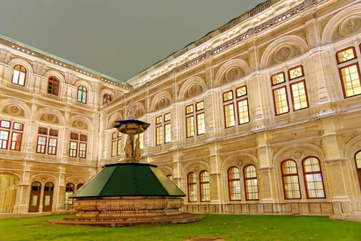 Die beleuchtete Außenfassade der Wiener Staatsoper, Österreich