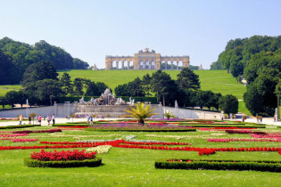 Die Blumenarrangements des herrlichen Schönbrunner Schlossparks erstrecken sich bis zum Neptunbrunnen am Fuß des Hügels mit der Gloriette, Wien, Österreich
