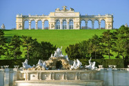 Die Gloriette im Schlossgarten von Schloss Schönbrunn, Wien, Österreich - © lucazzitto / Fotolia