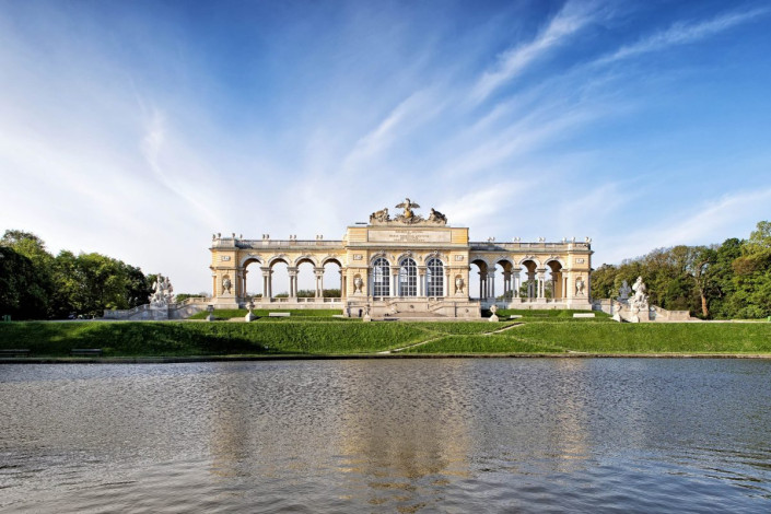 Die Gloriette im Schönbrunner Schlossgarten wurde im Jahr 1775 als Abschluss der barocken Schlossanlage errichtet, Wien, Österreich