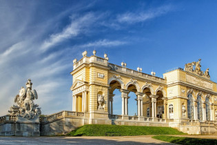 Die Gloriette wurde auf Wunsch von Kaiserin Maria Theresia im Jahr 1775 errichtet, Wien, Österreich