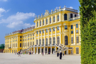 Die insgesamt 1.441 Zimmer und Säle des Schlosses Schönbrunn in Wien werden als Museum genutzt, aber auch als Privatwohnungen vermietet, Österreich