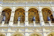 Die prachtvolle Staatsoper in Wien zählt zu den schönsten Gebäuden der Stadt und zu den bekanntesten Opernhäusern der Welt, Österreich - © Mesut Dogan / Shutterstock