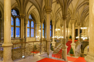Die prachtvollen Stiegenhäuser zählen zu den architektonischen Highlights des Rathauses in Wien, Österreich