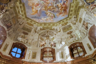 Die prunkvolle Decke im Schloss Belvedere beeindruckt jeden Besucher, Wien, Österreich