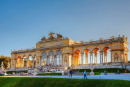 Die Räumlichkeiten in der Schönbrunner Gloriette dienten einst schon dem österreichischen Kaiser Franz Joseph I. als Fest- und Speisesaal, Wien, Österreich - © photo.ua / Shutterstock